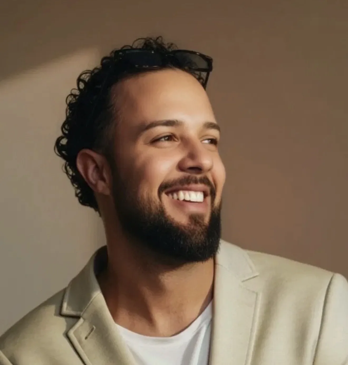 Dr. Otávio Augusto sorrindo, retrato editorial